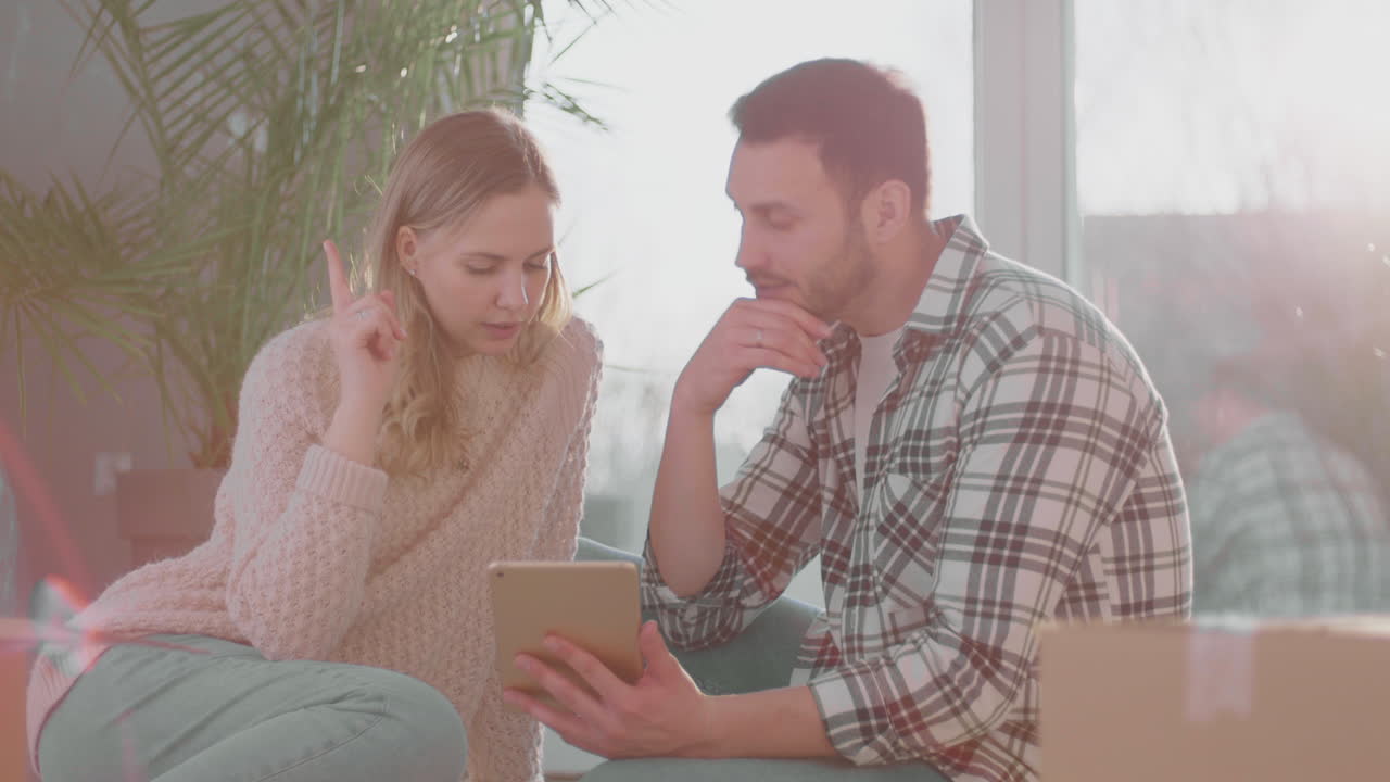 hombre y mujer hablando por video llamada