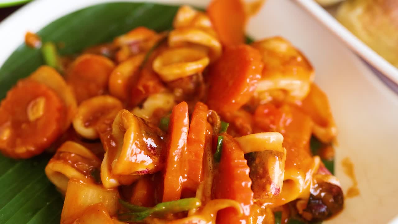 colorido plato de mariscos servido en krabi, tailandia