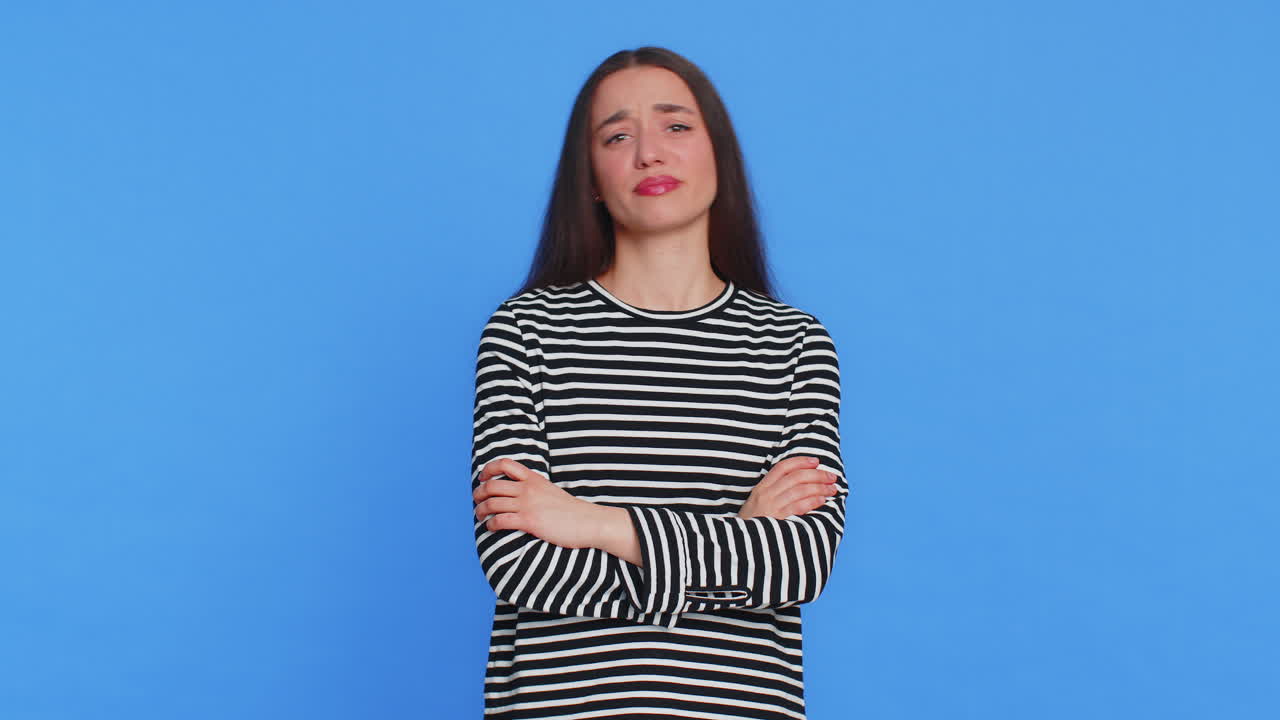 슬픈 젊은 여성은 복권 결과에 놀랐다, 나쁜 행운, 손실, 불행한 행운의 소식.