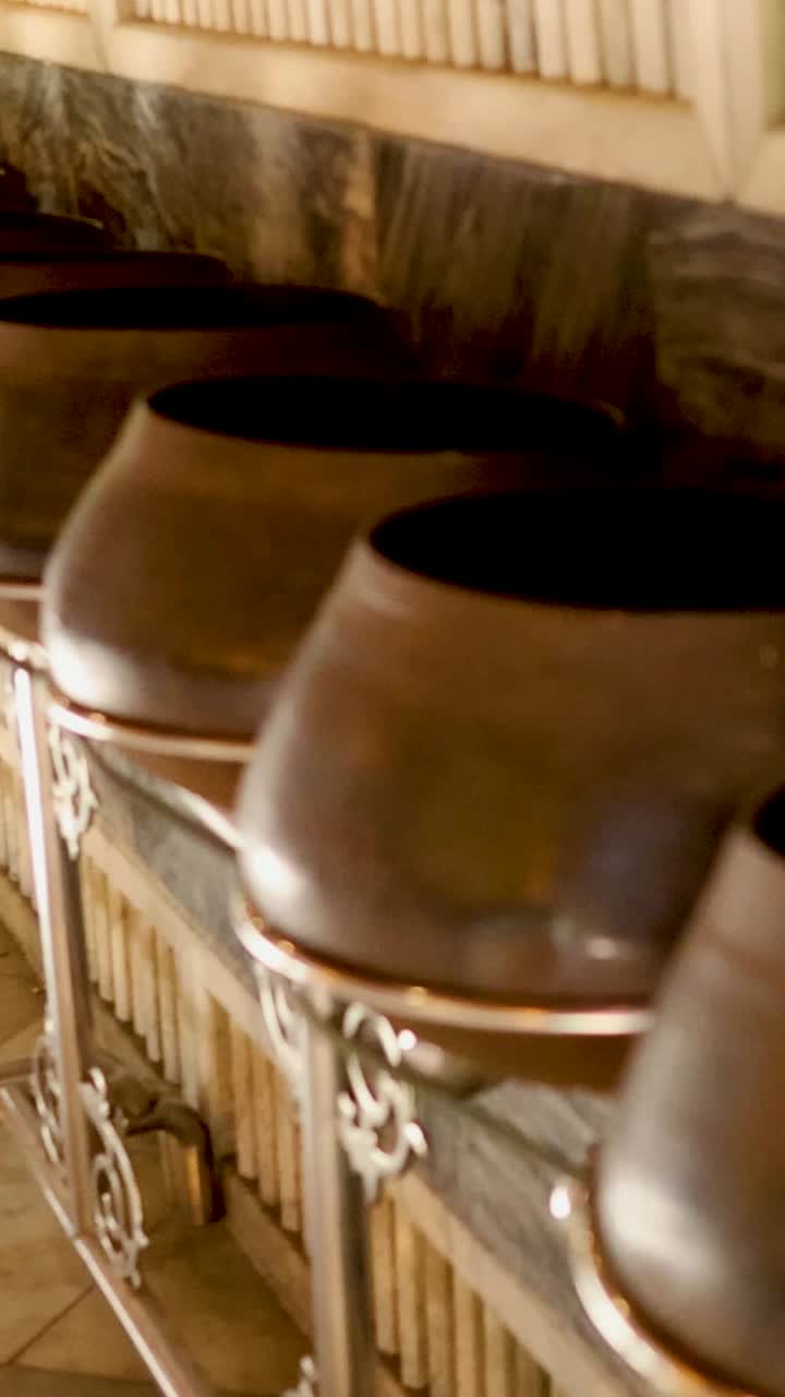 fila de cuencos de limosna en el templo de wat pho