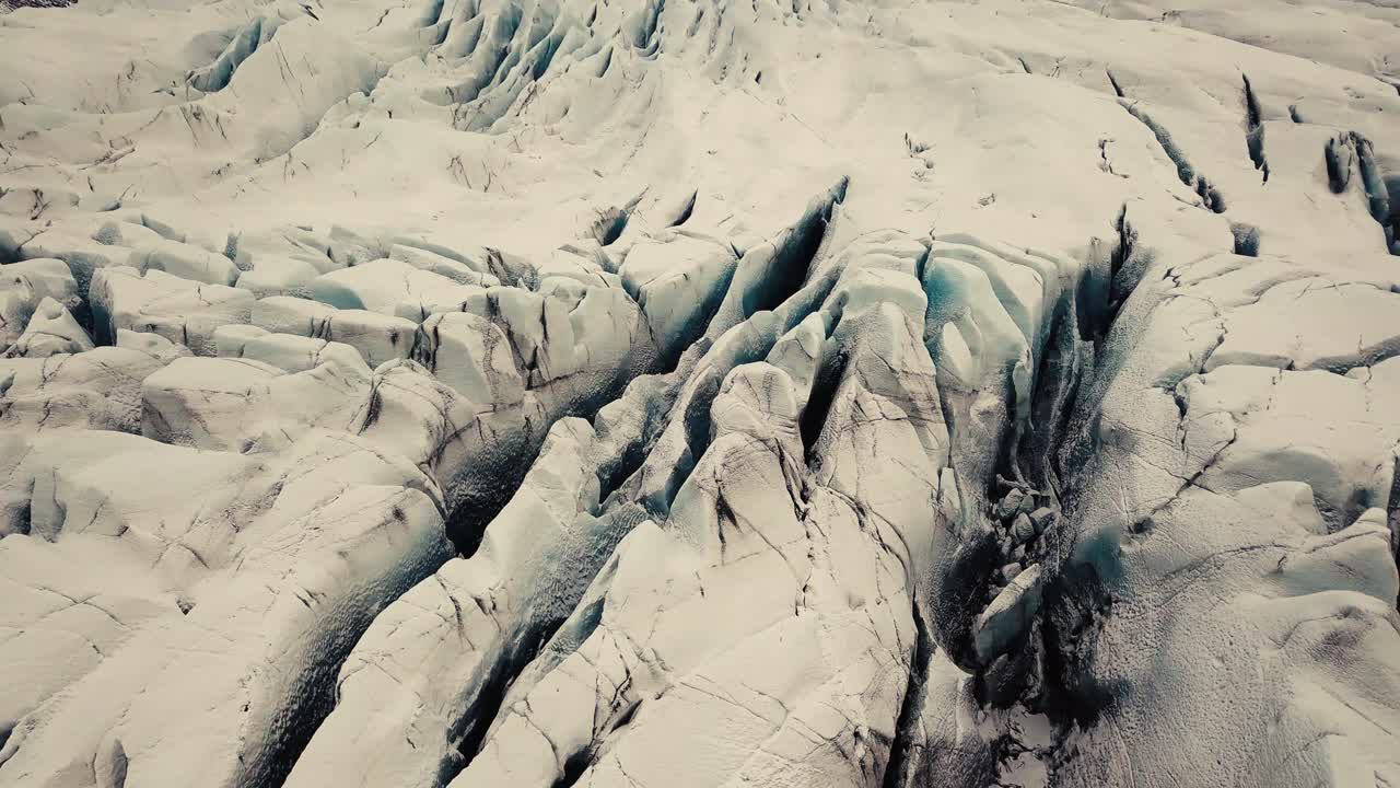 lengua glaciar en islandia filmada por drones con diferentes movimientos cinematográficos, mostrando un concepto turbio y dramático en condiciones invernales