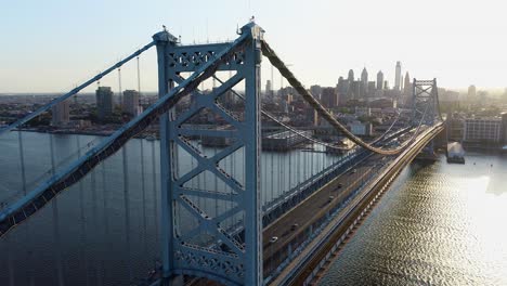 imágenes aéreas panorámicas del puente benjamin franklin con el horizonte de filadelfia y el río delaware en el fondo