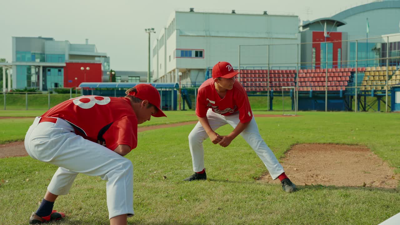 Giocatori di baseball che fanno stretching sul campo