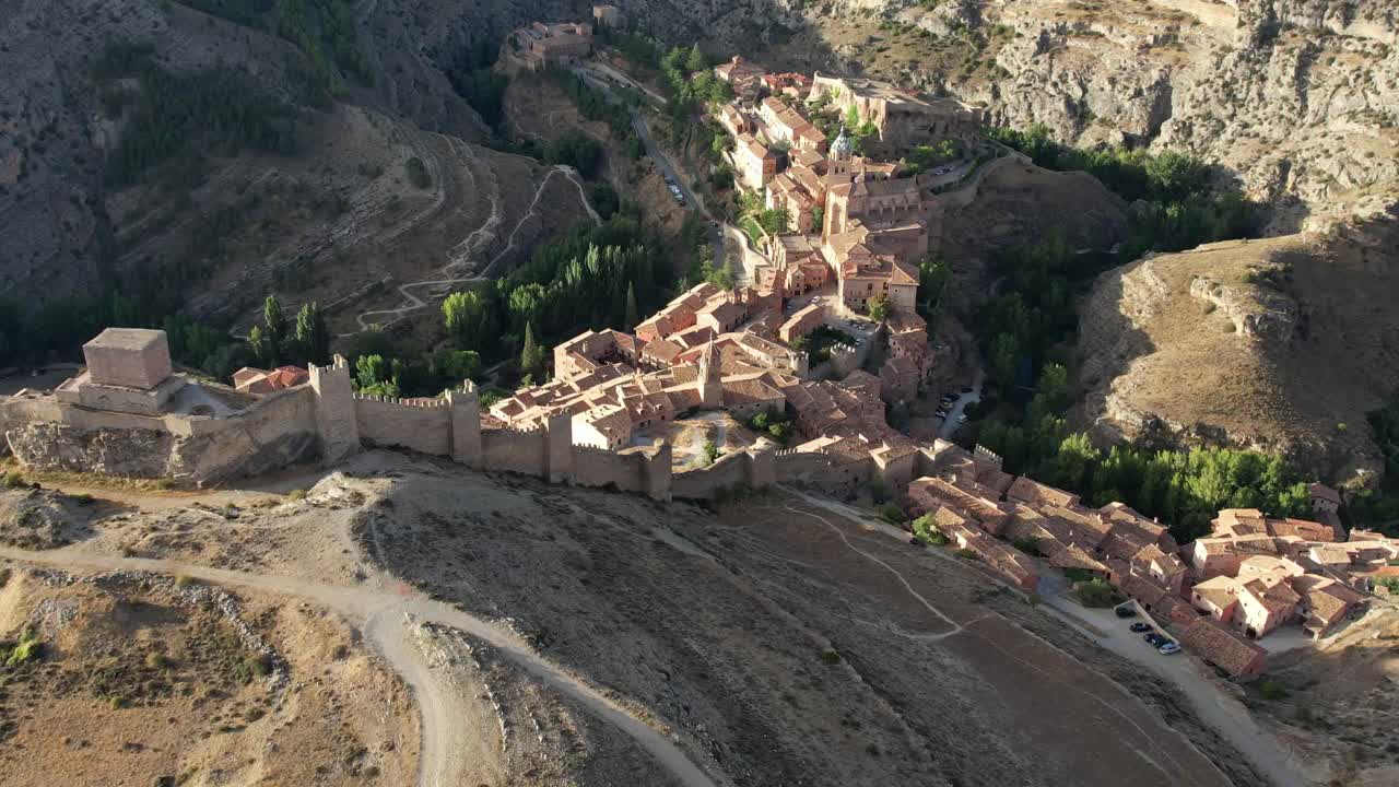 vista aérea del pueblo de albarracín, uno de los lugares más bellos de españa, grabado justo después del amanecer en una mañana de finales de verano