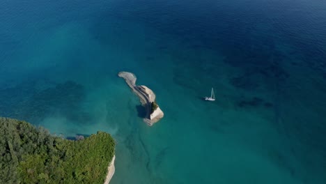 Luftaufnahme-Des-Segelbootes-Kreuzfahrt-Das-Mittelmeer-Auf-Der-Insel-Korfu-Griechenland-Reisen-Urlaubsparadies