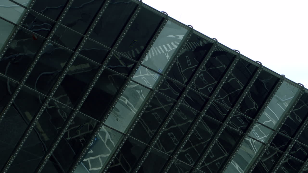 fachada de edificio moderno con reflejos