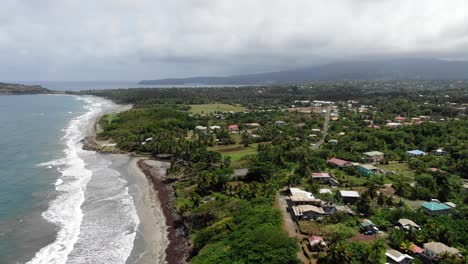 Das-üppige-Pearls-Flughafengebiet-In-Grenada-Mit-Strand-Und-Wellen,-Bewölktem-Himmel,-Luftaufnahme