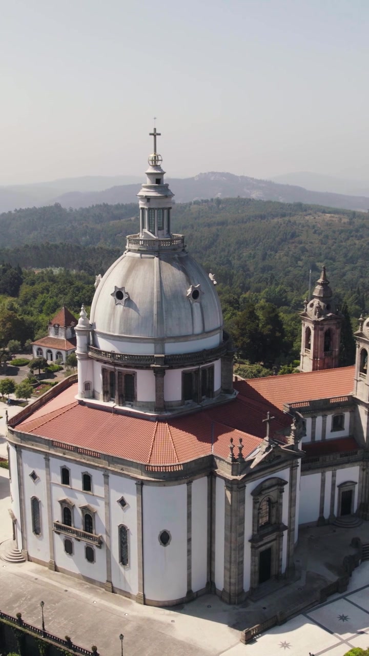 Vertikal droneoptagelse i kredsløb af Sameiro-helligdommen i byen Braga, Portugal.
