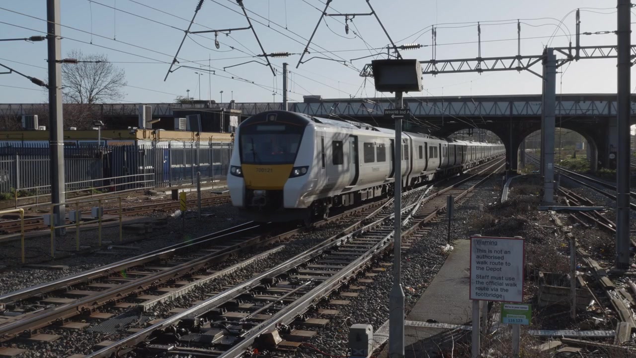 Treno della Midland Railway in arrivo alla stazione ferroviaria di Bedford