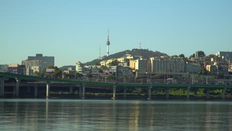 acérquese a la torre n de seúl o a la torre namsan desde la orilla del río han en un día de otoño despejado, yongsan -ru, seúl corea del sur en tiempo real 4k