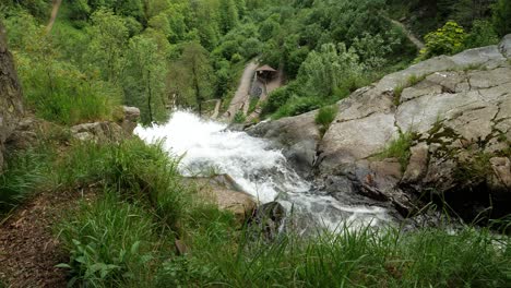 Todtnau-Wasserfälle-Und-Wanderweg-An-Einem-Sonnigen-Frühlingstag