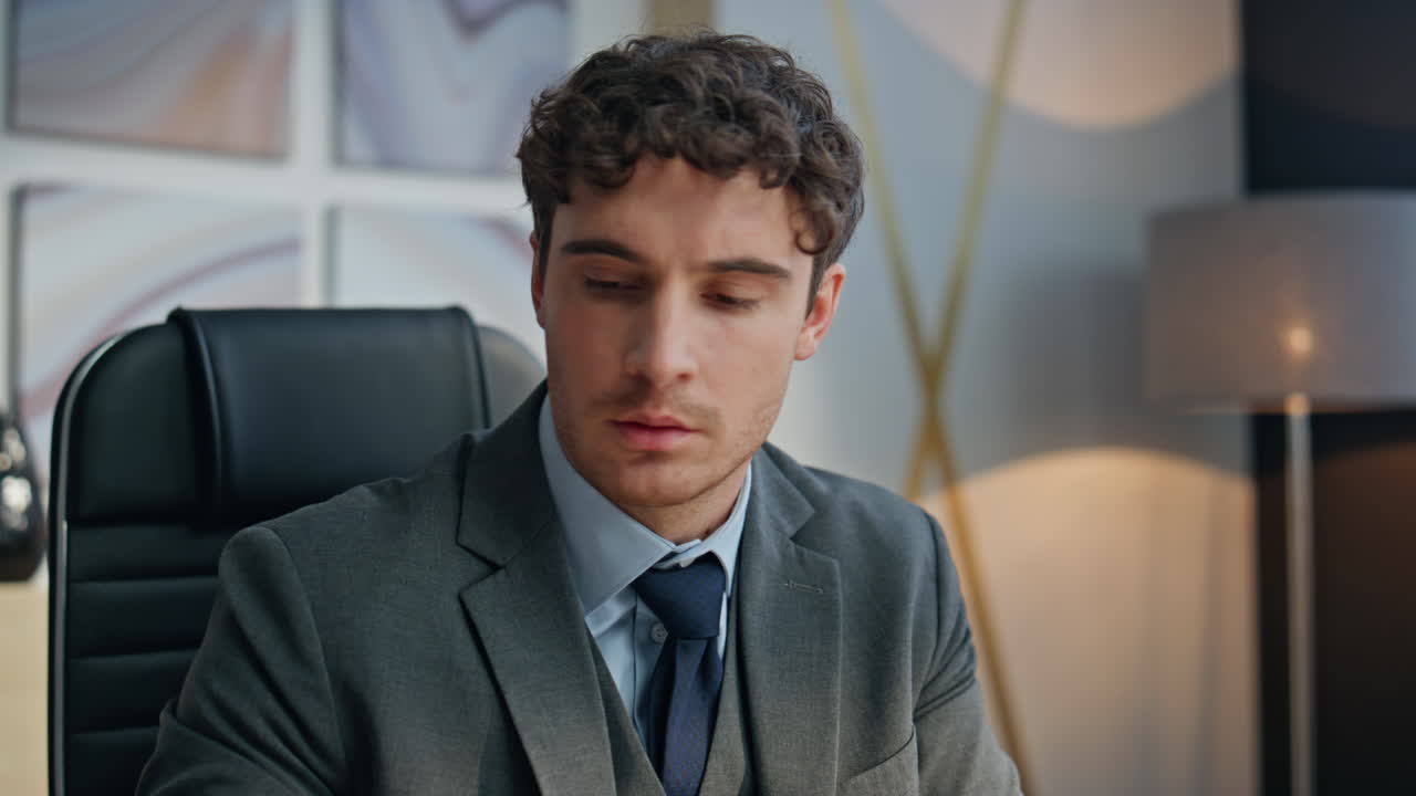 Mani del manager che digitano sulla tastiera del laptop, seduto alla scrivania, primo piano. Uomo serio al lavoro.