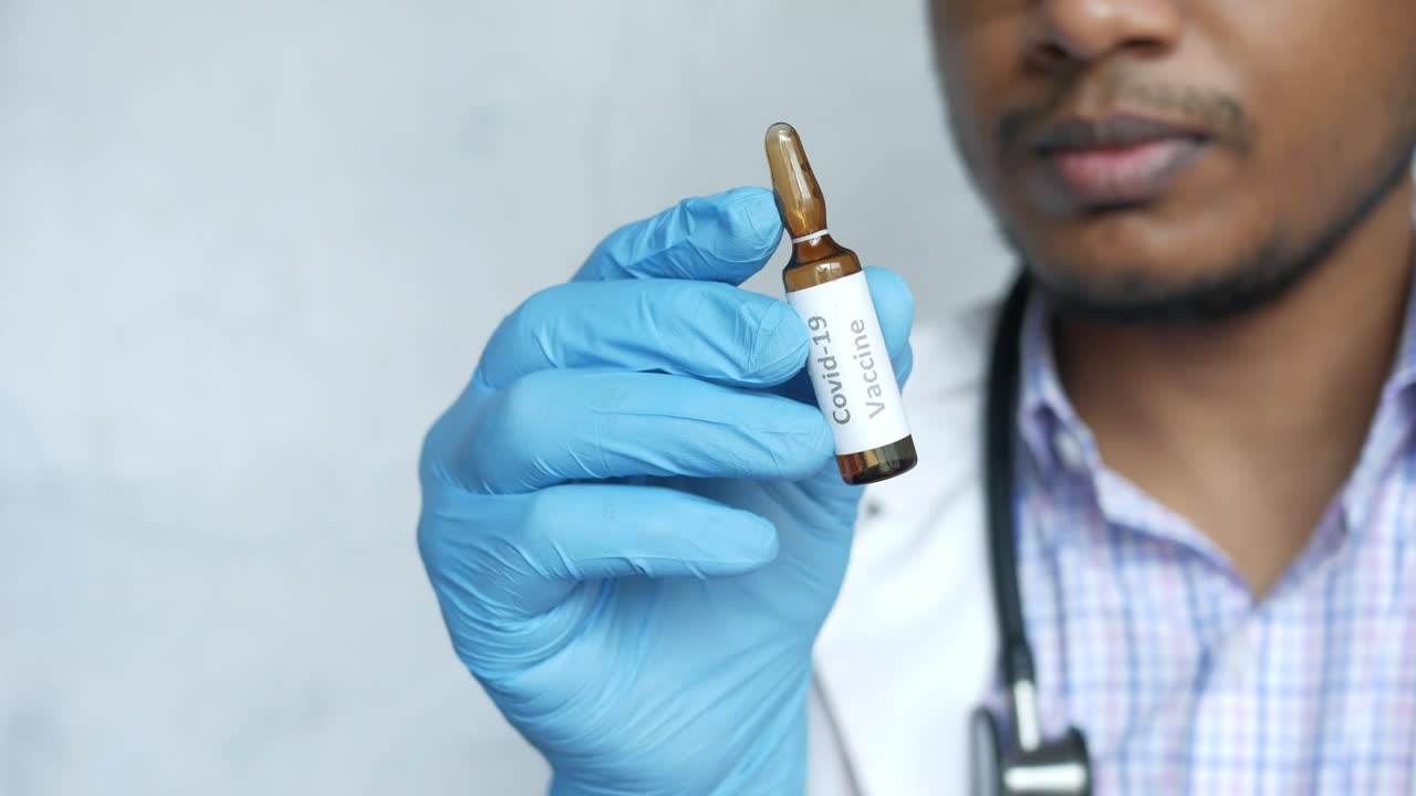 médico con una vacuna contra la covid-19