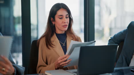 mujer de negocios en una reunión