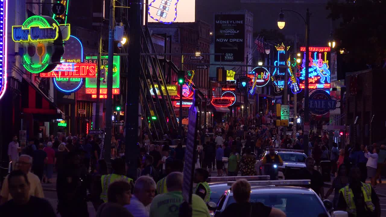 네온 사인 바 나이트 클럽과 군중이있는 beale street memphis tennessee entertainment district의 야경