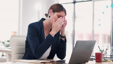 estrés, computadora portátil y mujer de negocios en la oficina