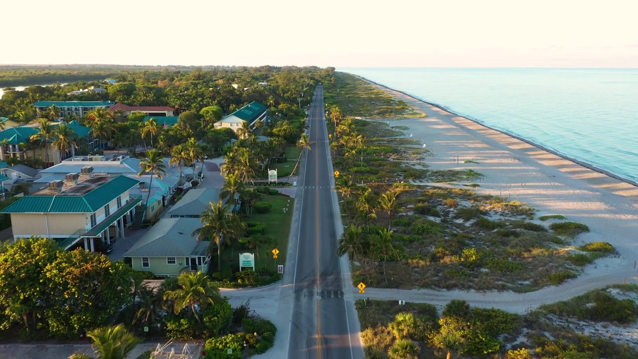 Riprese drone di Tween Waters Inn and Marina che si estende sulla stretta striscia dell'isola di Captiva, con il Golfo da un lato e il tranquillo porto turistico sul lato della baia dall'altro