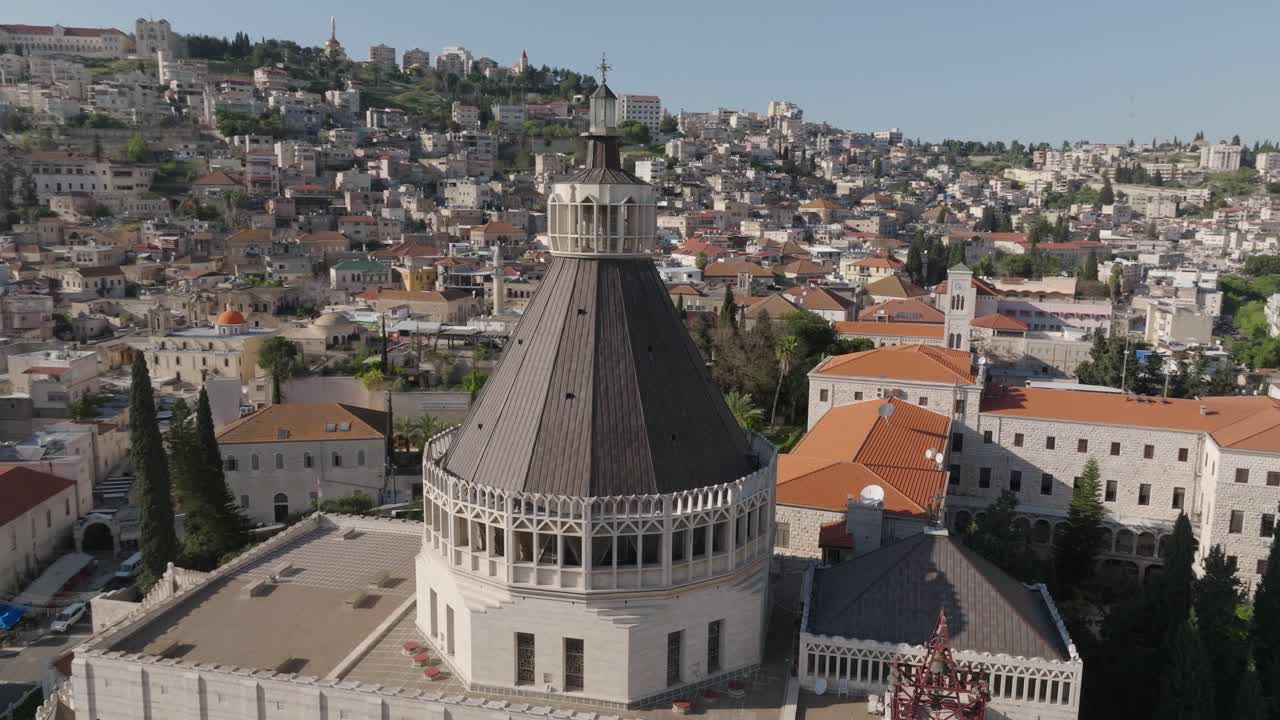 아니케이션 교회  에어리얼 나사 옛 도시 언덕을 보여줍니다.