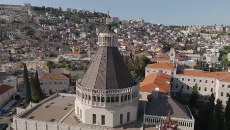 Luftaufnahme-Der-Kuppel-Der-Verkündigungskirche,-Die-Den-Hang-Der-Altstadt-Von-Nazareth-Zeigt