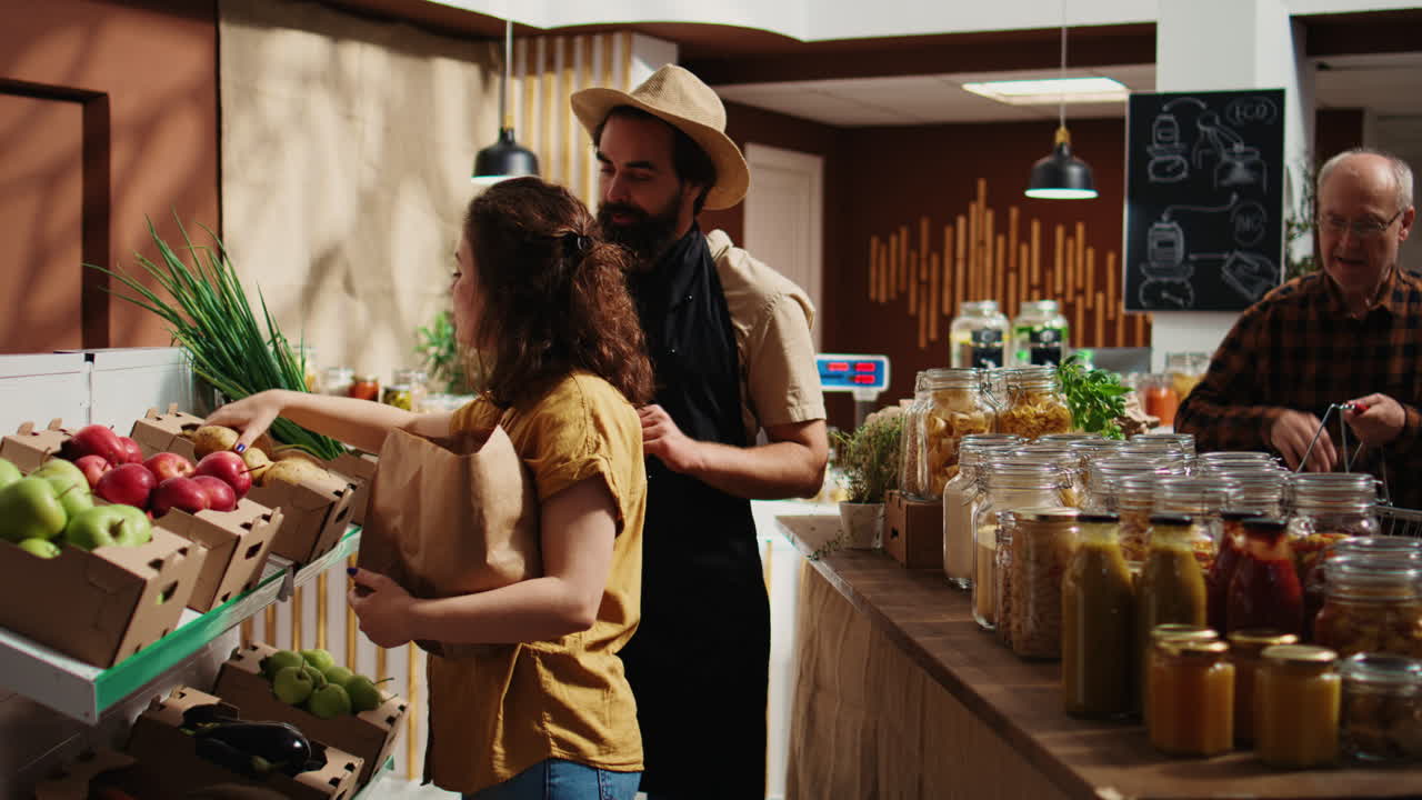 고객이 체크아웃에서 음식을 지불할 준비가 되어 있습니다.