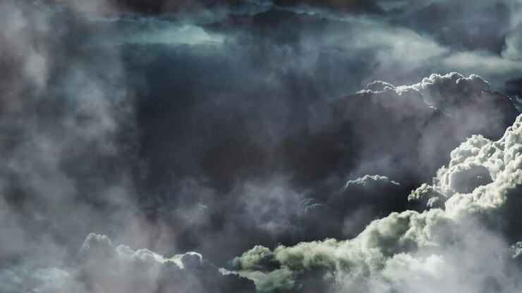 un temporale all'interno del denso cumulo nel cielo