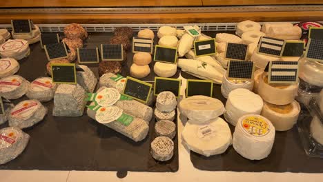 Cheese-displayed-in-the-shop-windows-in-France