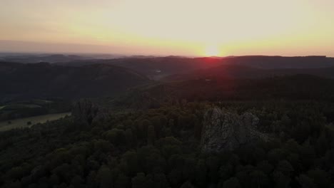 Luftdrohnenflug-über-Kiefernwald-In-Den-Bergen-Bei-Sonnenuntergang