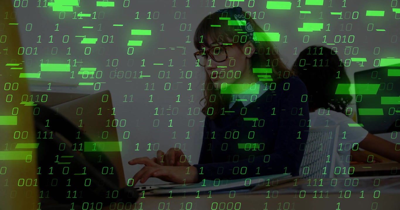 Duas mulheres digitando em mesas de escritório em plano aberto, com código binário verde sobreposto, exibindo um tema de cibersegurança.