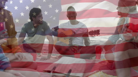 animación de la bandera estadounidense sobre amigos diversos felices tocando la guitarra y cantando en la playa soleada