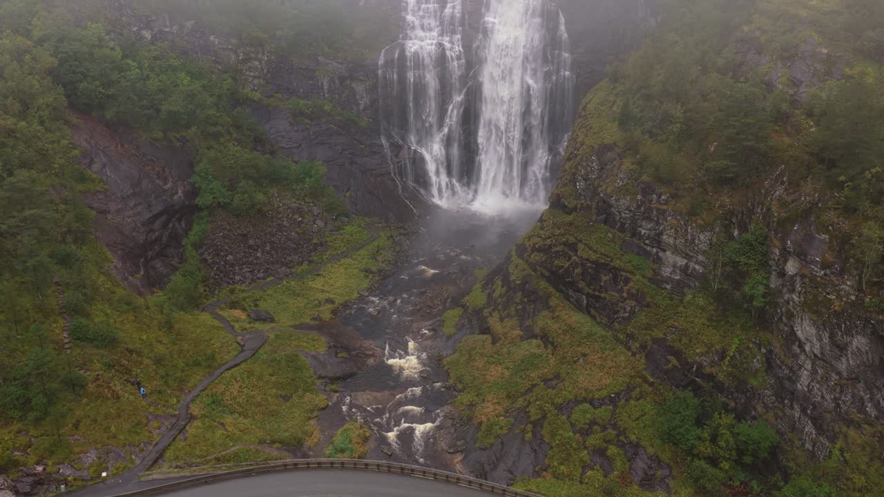 Vista aérea de drone da cachoeira Skjervefossen na Noruega em um dia nublado e sombrio