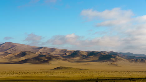 Zeitraffer-Einer-Wüstenlandschaft-An-Einem-Strahlend-Sonnigen-Tag,-Der-Die-Wolken-Zeigt,-Die-Sich-über-Ihnen-Bewegen