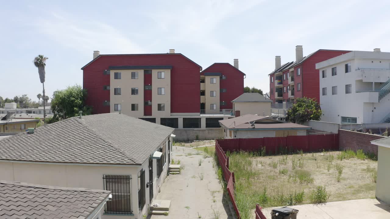 버려진 집에서 공중으로 끌어내는 것