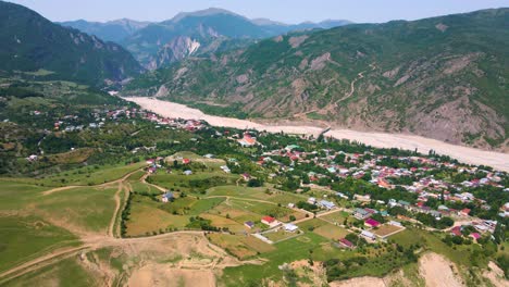 Disparo-De-Un-Dron-Volando-Alrededor-De-La-Ciudad-De-Lahic-En-Las-Montañas-Del-Cáucaso-En-Azerbaiyán