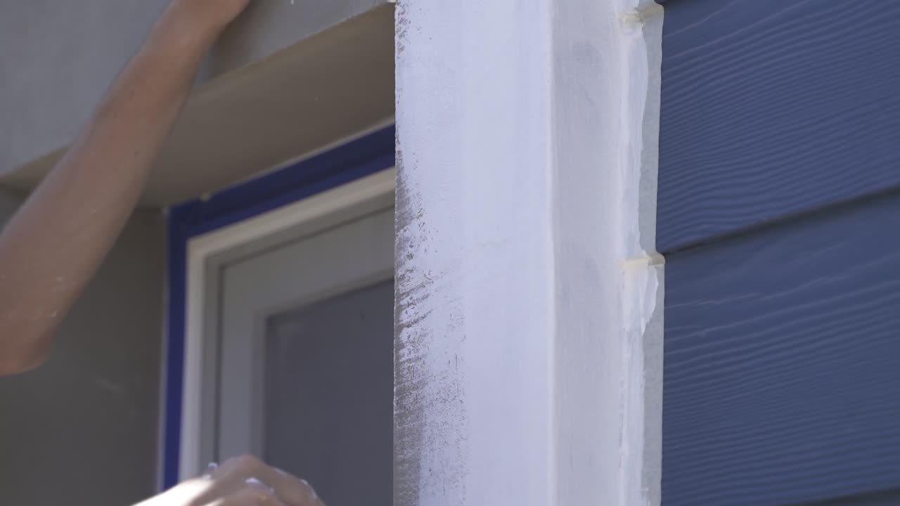 붓으로 화가 그림 창틀