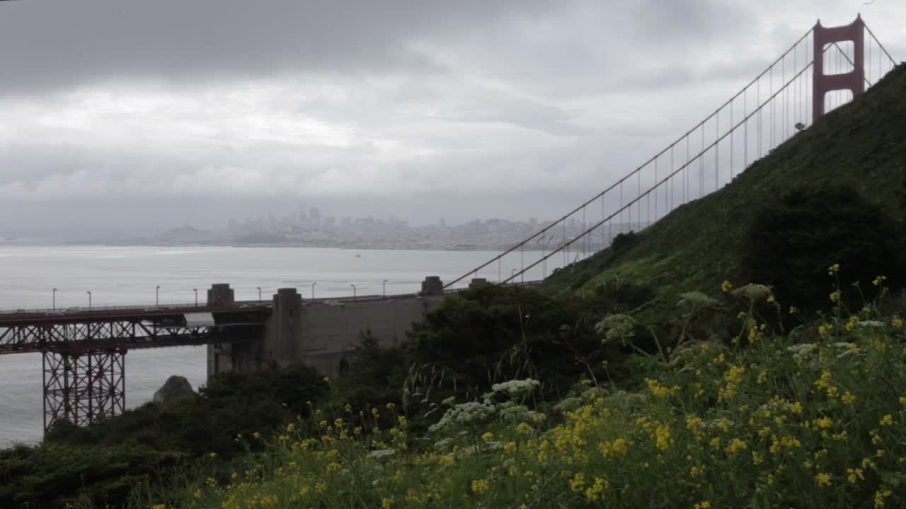 coches cruzando el histórico puente golden gate en un día nublado y sombrío en san francisco