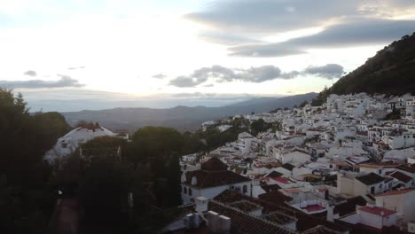 Hermosa-Puesta-De-Sol-Y-Mágica-Ciudad-De-Mijas-En-España,-Vista-Aérea