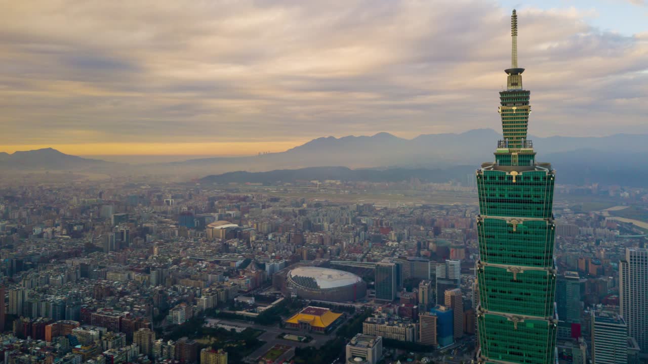 구름이 가득한 태백시의 유명한 타워 에서 볼 수 있는 도시 풍경 파노라마 4k 타이완
