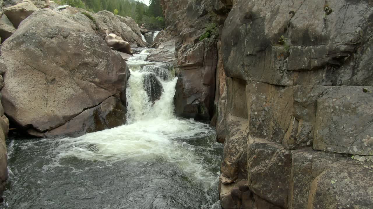 Sakte luftoppstigning av et lite fossefall i en kløft i Colorado