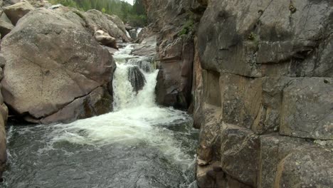 Lento-Ascenso-Aéreo-De-Una-Pequeña-Cascada-En-El-Cañón-En-Colorado