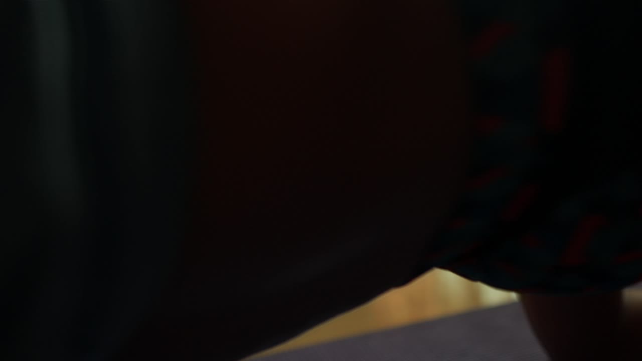 mujer completamente todavía en la tabla durante el entrenamiento en la alfombra de yoga, de cerca