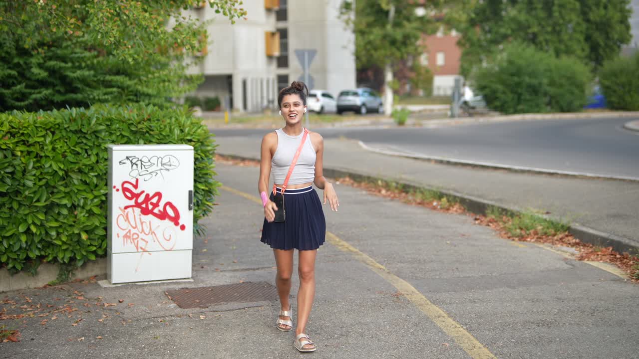 joven caminando por la calle de la ciudad