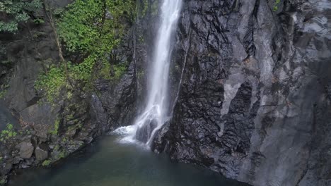 cascada de agua en el acantilado