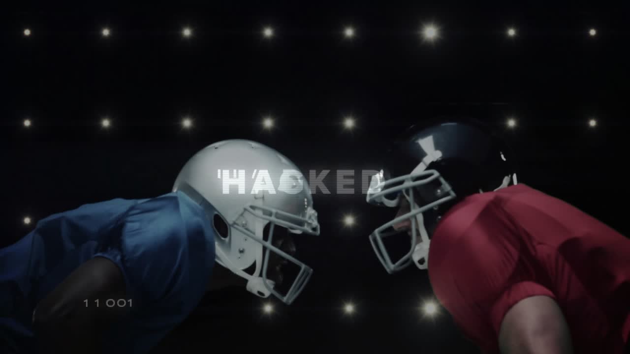 Avversari di calcio che si fronteggiano mostrando circuiti tremolanti di tecnologia cibernetica e la scritta HACKED sui caschi