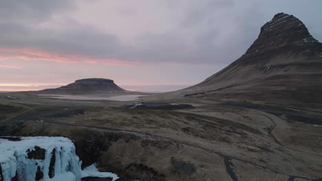 Kirkjufell-Mountain-Hill-and-Kirkjufellsfoss-Waterfall-on-Snæfellsnes-Peninsula,-Iceland