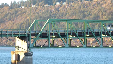 Los-Coches-Circulan-Por-El-Puente-Del-Río-Hood,-La-Construcción-De-Armaduras-De-Acero-En-El-Río-Columbia.