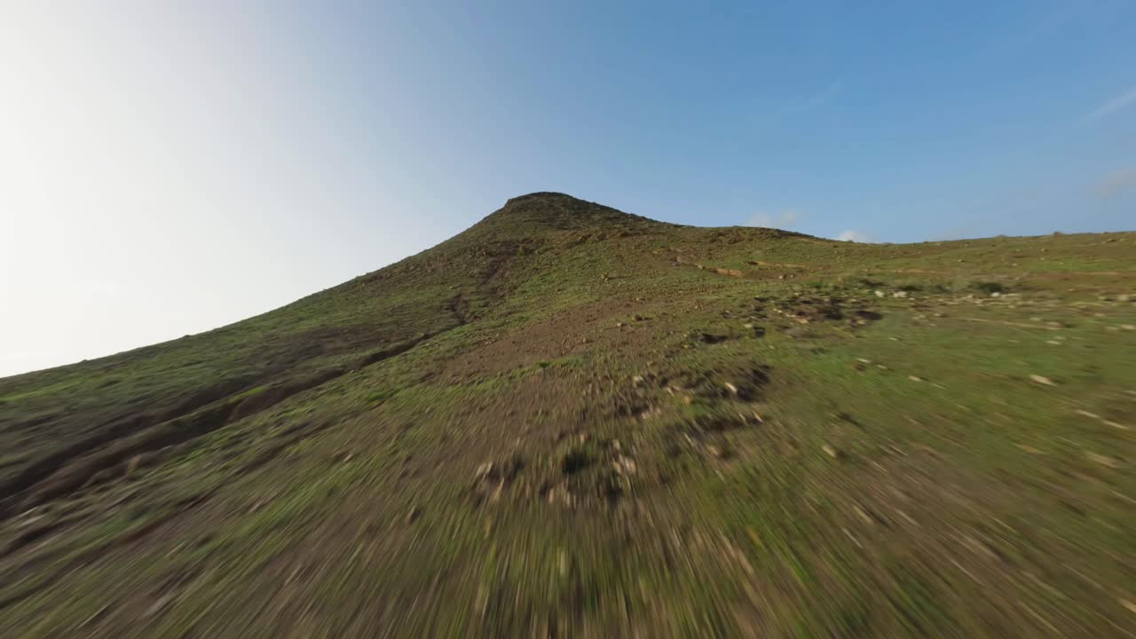 아름다운 화창한 날에 fuerteventura fpv 녹색 산 상승