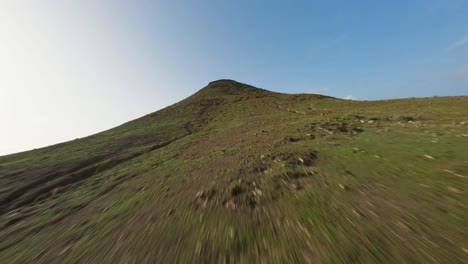 Fuerteventura-Fpv-Montaña-Verde-Subida-En-Un-Hermoso-Día-Soleado