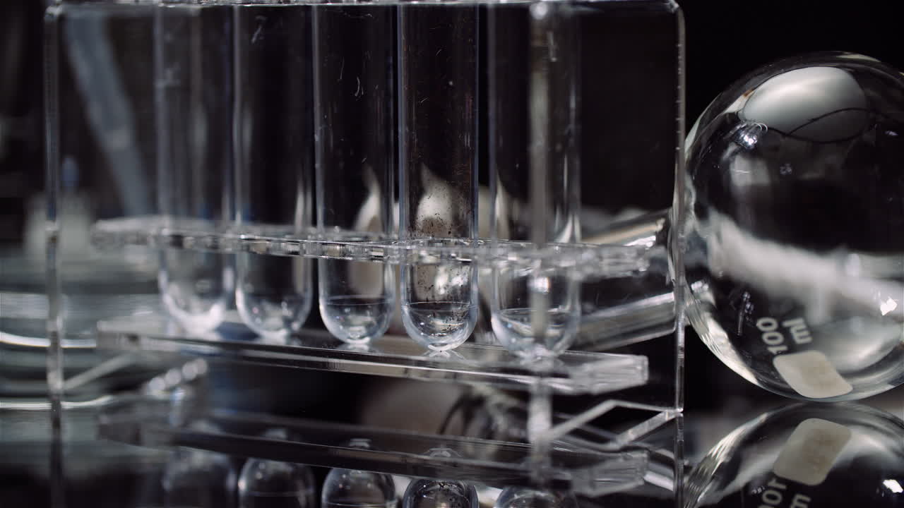 실험실 장비:검은색 배경 10에서 회전하는 주사기 및 의학 테스트 튜브 및 플라스크