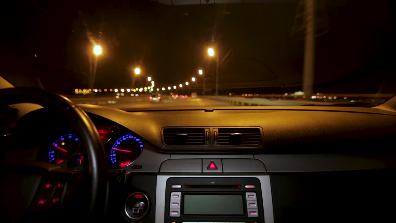 viaje nocturno en la autopista