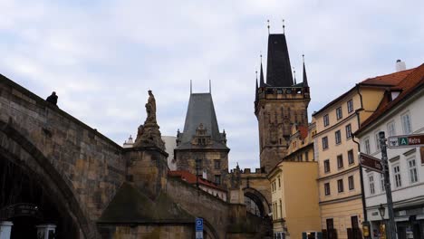 Torre-Del-Puente-De-La-Ciudad-Menor,-Puente-De-Carlos,-Praga,-República-Checa